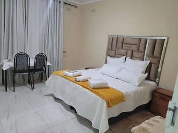 2 Bedroom Flat & Apartment