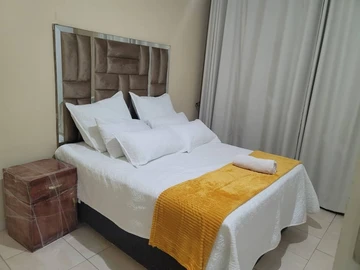 2 Bedroom Flat & Apartment