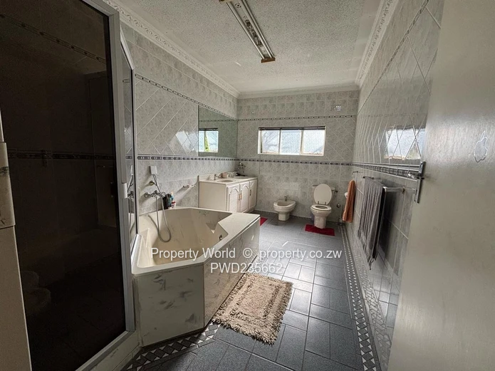 5 Bedroom House for Sale in Rolf Valley